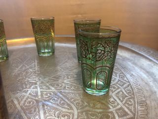 Mesa de té árabe con vasos