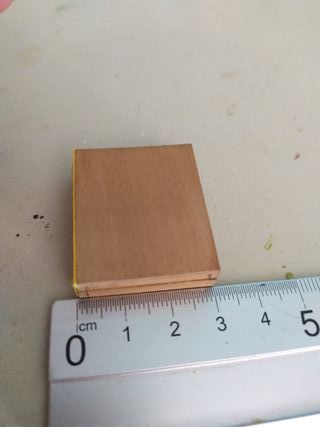 Miniatura caja de pinturas y pinceles