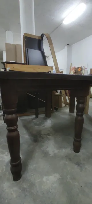 Mesa de comedor de madera barnizada nogal