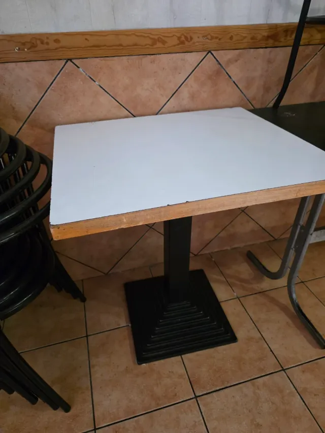 Mesa individual blanca con pie metálico