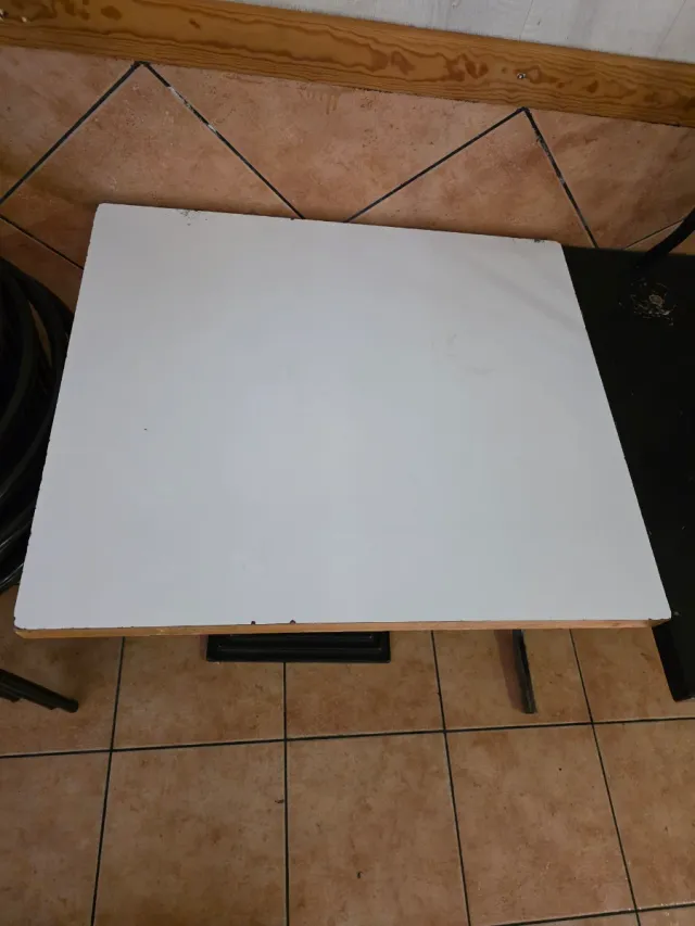 Mesa individual blanca con pie metálico