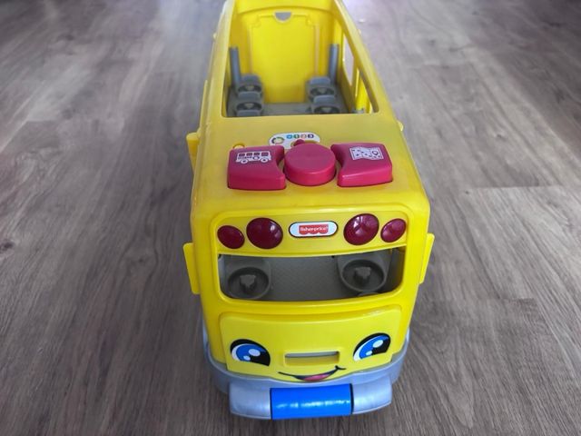 Autobús escolar de juguete amarillo