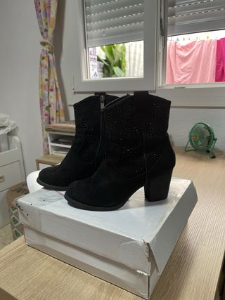 Botas negras con pedrería