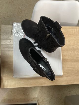 Botas negras con pedrería