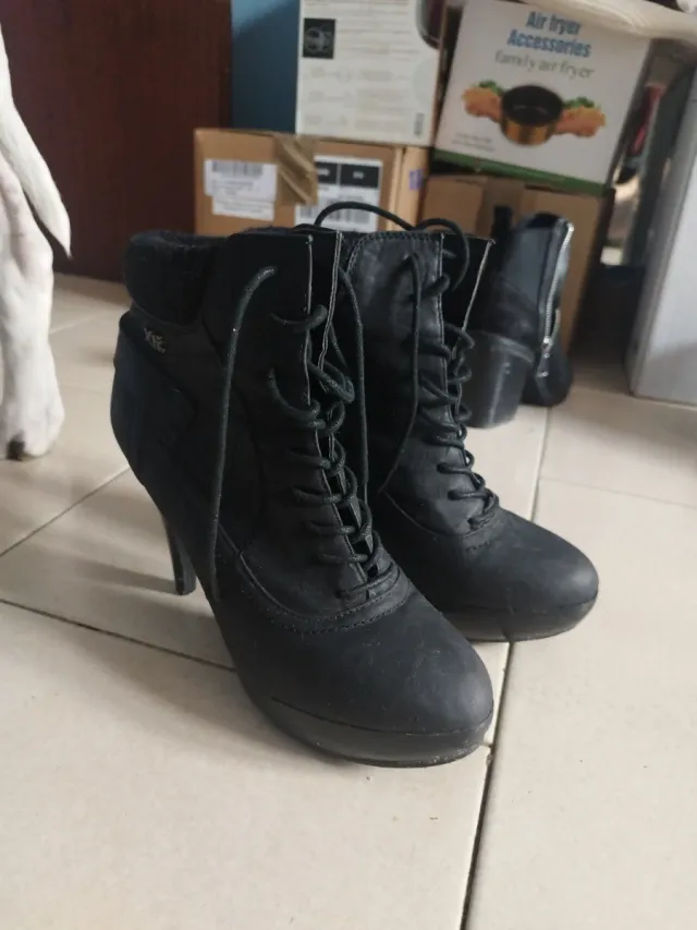 Botines negros con cordones y tacón