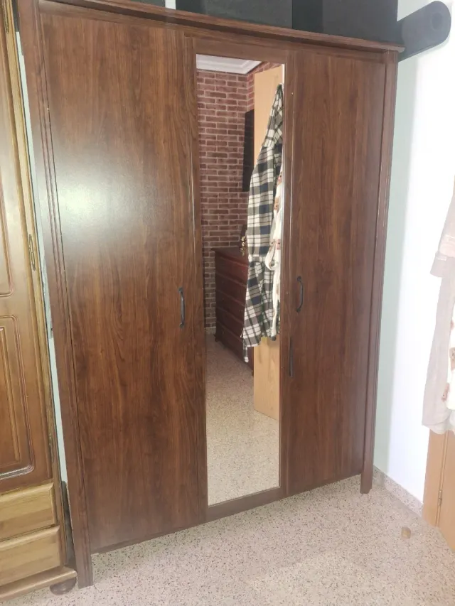 Armario de madera con espejo