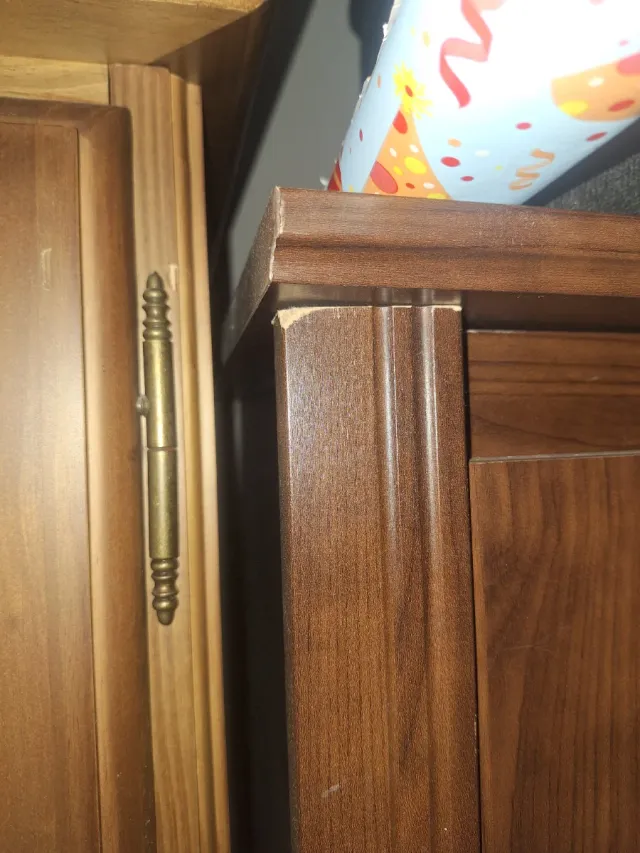 Armario de madera con espejo