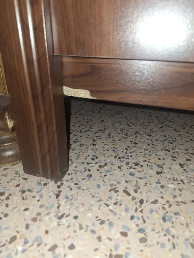 Armario de madera con espejo