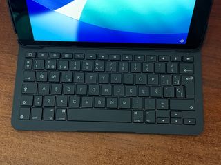 Ipad 8a gen 32 + Funda teclado Logi Slim portfolio