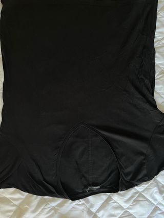 Camiseta negra cuello pico