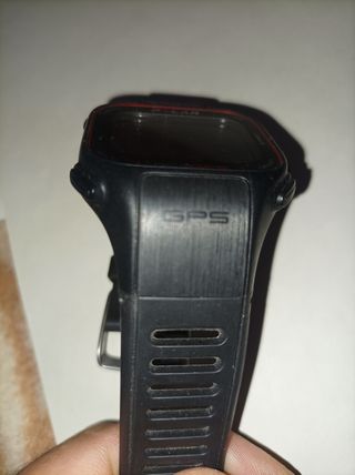 Reloj deportivo negro con botón rojo