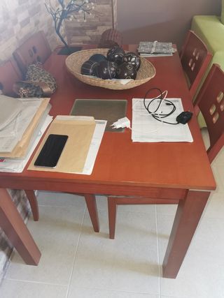 Mesa de comedor de madera