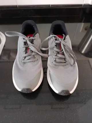 Zapatillas Nike Grises y Rojas