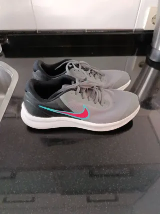 Zapatillas Nike Grises y Rojas