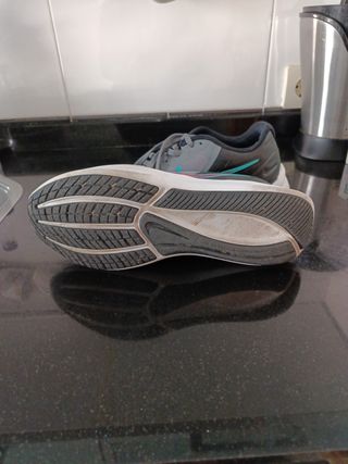 Zapatillas Nike Grises y Rojas