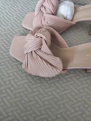 Sandalias rosas con nudo
