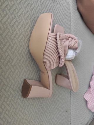 Sandalias rosas con nudo