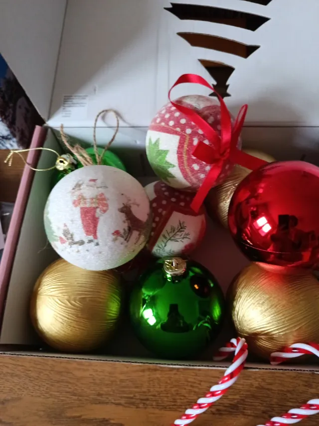 12 bolas de natal e dois bastões para árvore