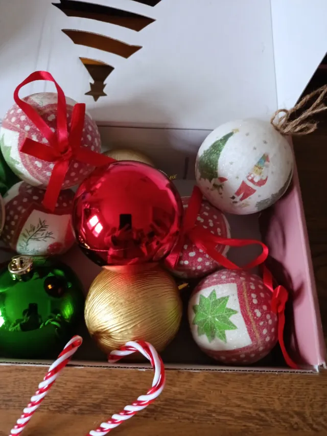 12 bolas de natal e dois bastões para árvore