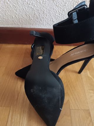 Zapatos de salón  con pulsera . Marca ideal shoes