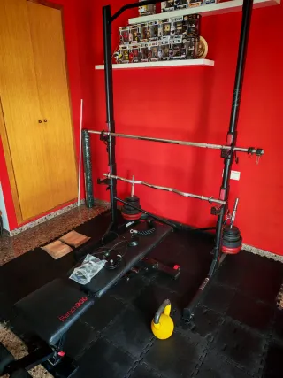 Banco de pesas y gimnasio completo