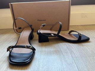 Elegantes Sandalias negras Flattered.