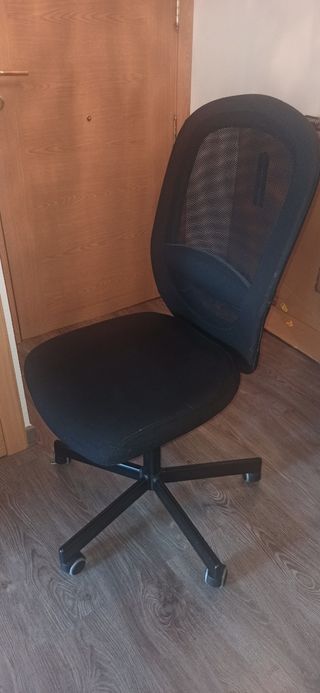 Silla de oficina juvenil negra