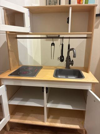 Cocinita infantil de madera.