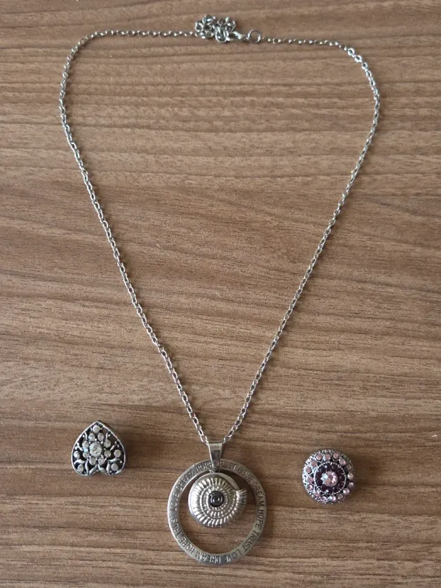 Collar con colgantes corazón y círculo