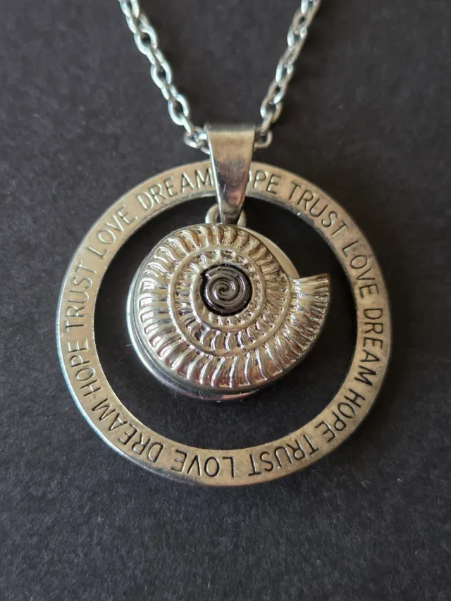 Collar con colgantes corazón y círculo