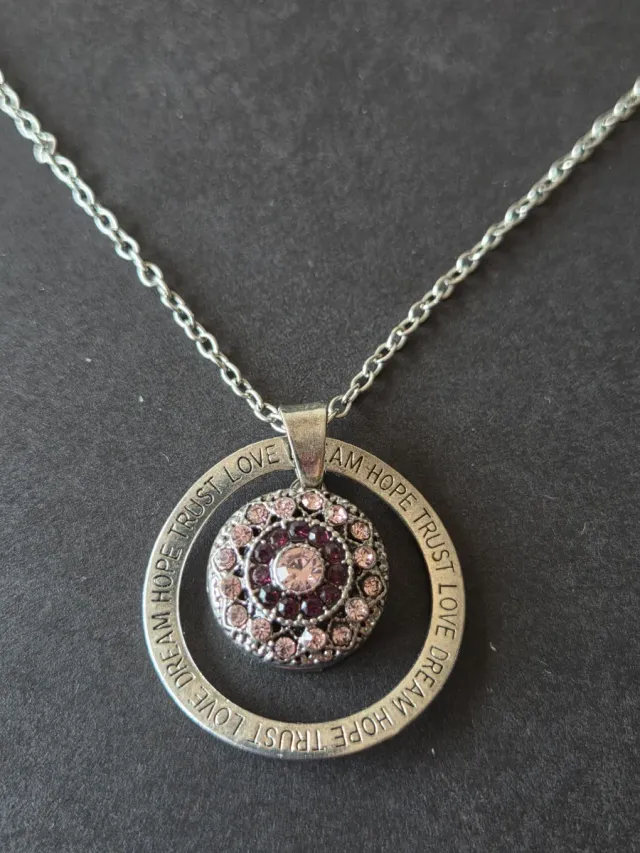 Collar con colgantes corazón y círculo