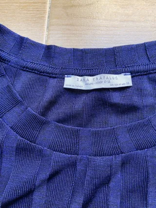 Camiseta azul de rayas verticales