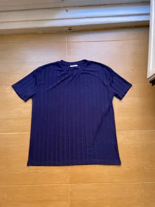 Camiseta azul de rayas verticales