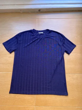 Camiseta azul de rayas verticales