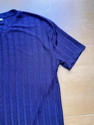 Camiseta azul de rayas verticales