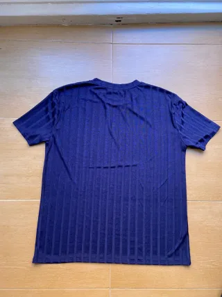 Camiseta azul de rayas verticales