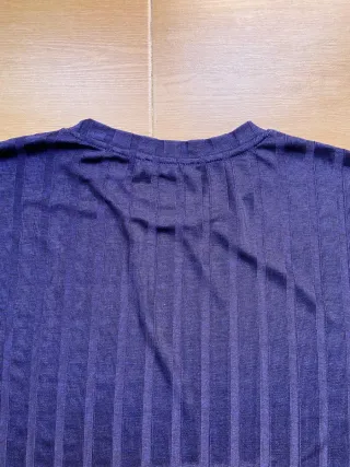 Camiseta azul de rayas verticales