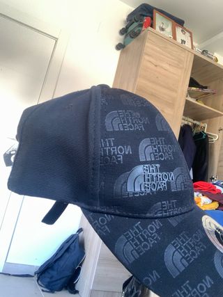 Gorra The North Face negra con logo repetido