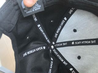 Gorra The North Face negra con logo repetido