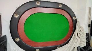 Mesa de póker ovalada con posavasos