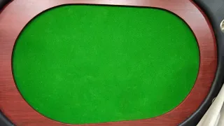 Mesa de póker ovalada con posavasos