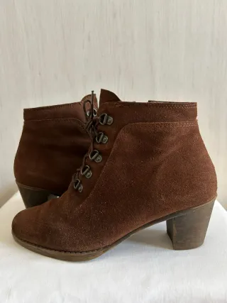 Botines de piel con cordones