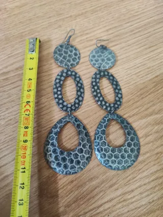 Pendientes largos plateados con diseño