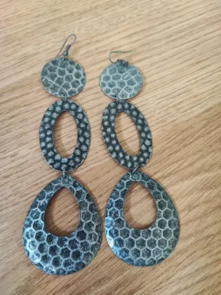 Pendientes largos plateados con diseño