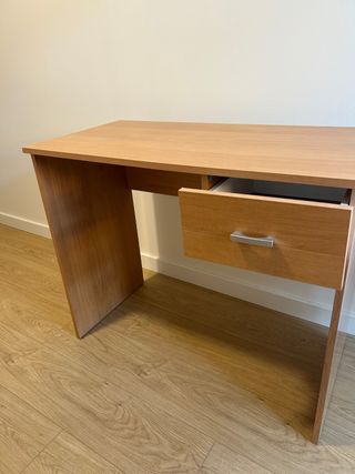 Escritorio de madera y silla con ruedas