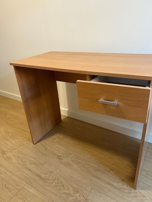 Escritorio de madera y silla con ruedas