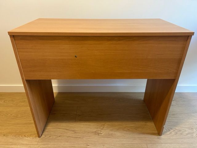 Escritorio de madera y silla con ruedas