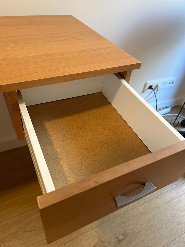 Escritorio de madera y silla con ruedas