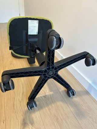 Escritorio de madera y silla con ruedas