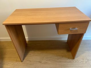 Escritorio de madera y silla con ruedas